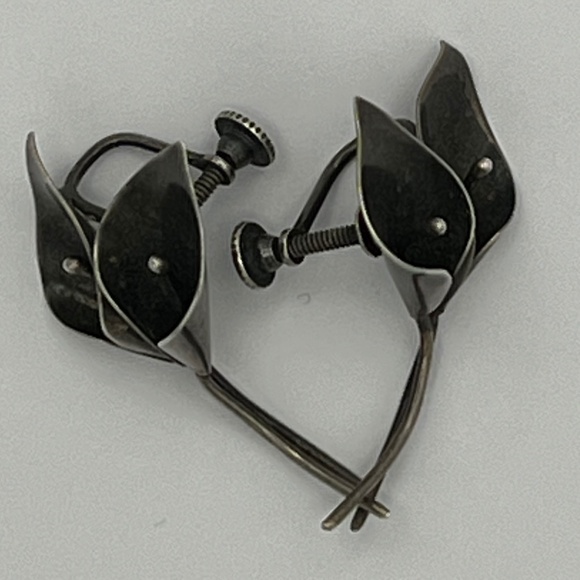VINTAGE STUART NYE STERLING CALLA LILY EARRINGS - Picture 5 of 9